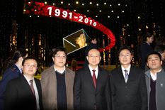 國家質(zhì)檢總局副局長支樹平（右三）在中央電視臺演播大廳2010年&ldquo;3.15晚會&rdquo;直播現(xiàn)場與中國質(zhì)量檢驗協(xié)會會員工作部主任楊曉東（右二）、防偽中心主任王成村（右一）、會員工作部副主任劉輝（左二）、會員工作部副主任王劍（左一）等協(xié)會工作人員代表合影留念