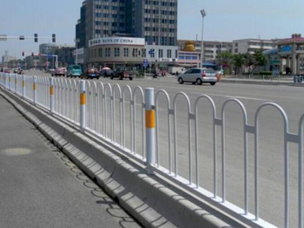 對于市政道路護欄安裝，有以下幾點技巧