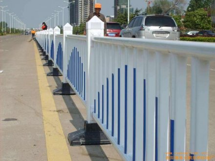 道路護(hù)欄怎么賣(mài)的？多少錢(qián)？